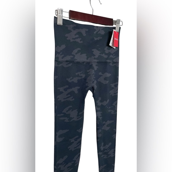 NWT Spanx Look At Me Now Leggings In Black Camo Seamless Size Small - Picture 3 of 7